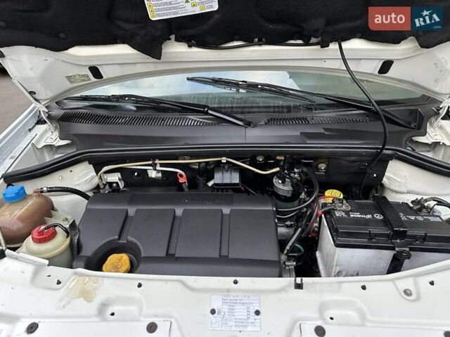 Белый Фиат Добло, объемом двигателя 1.9 л и пробегом 189 тыс. км за 5990 $, фото 33 на Automoto.ua