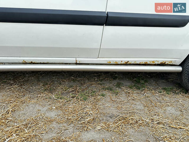 Белый Фиат Добло, объемом двигателя 1.3 л и пробегом 305 тыс. км за 4550 $, фото 5 на Automoto.ua