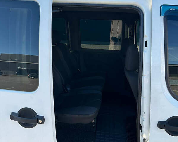 Белый Фиат Добло, объемом двигателя 1.3 л и пробегом 305 тыс. км за 4550 $, фото 14 на Automoto.ua