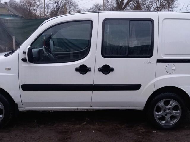 Белый Фиат Добло, объемом двигателя 1.6 л и пробегом 300 тыс. км за 3700 $, фото 2 на Automoto.ua