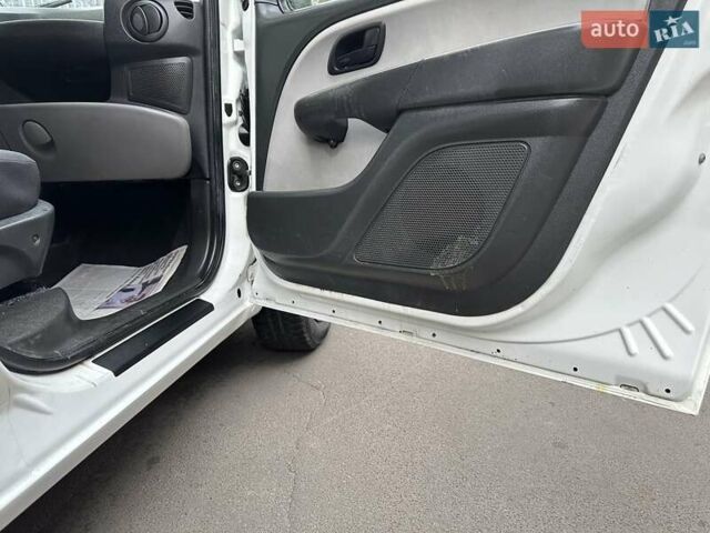 Белый Фиат Добло, объемом двигателя 1.9 л и пробегом 189 тыс. км за 5990 $, фото 27 на Automoto.ua