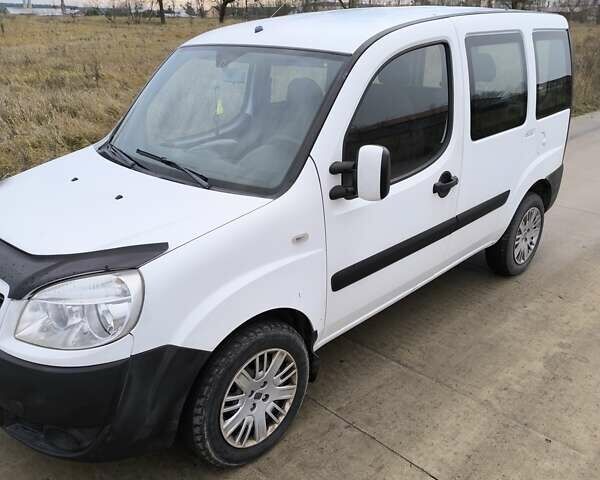 Белый Фиат Добло, объемом двигателя 1.2 л и пробегом 260 тыс. км за 4200 $, фото 3 на Automoto.ua