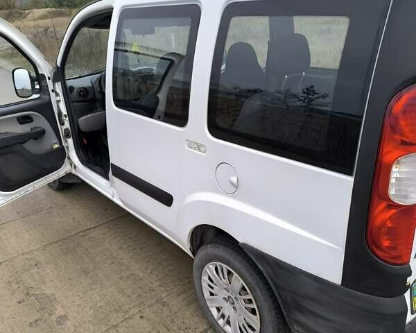 Белый Фиат Добло, объемом двигателя 1.2 л и пробегом 260 тыс. км за 4200 $, фото 14 на Automoto.ua