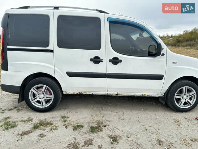 Белый Фиат Добло, объемом двигателя 1.3 л и пробегом 305 тыс. км за 4550 $, фото 2 на Automoto.ua