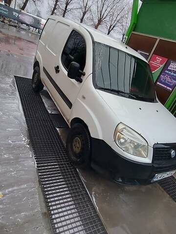 Белый Фиат Добло, объемом двигателя 1.2 л и пробегом 500 тыс. км за 2950 $, фото 2 на Automoto.ua