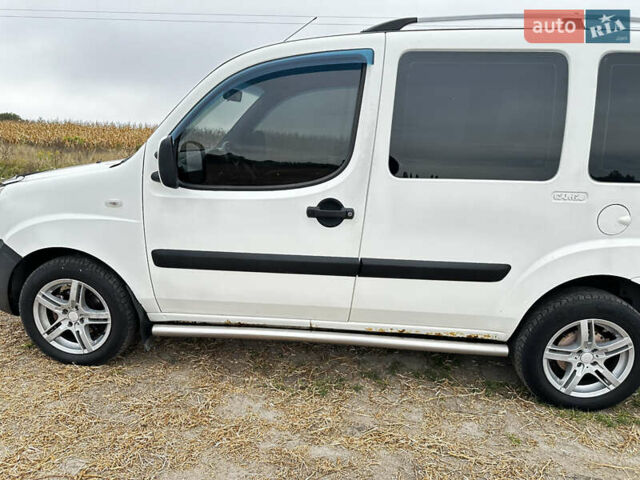 Белый Фиат Добло, объемом двигателя 1.3 л и пробегом 305 тыс. км за 4550 $, фото 4 на Automoto.ua