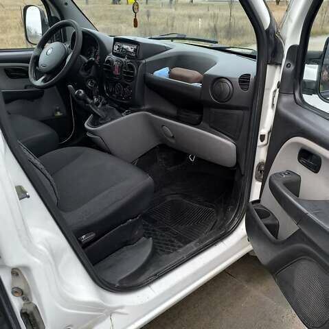 Белый Фиат Добло, объемом двигателя 1.2 л и пробегом 260 тыс. км за 4200 $, фото 5 на Automoto.ua