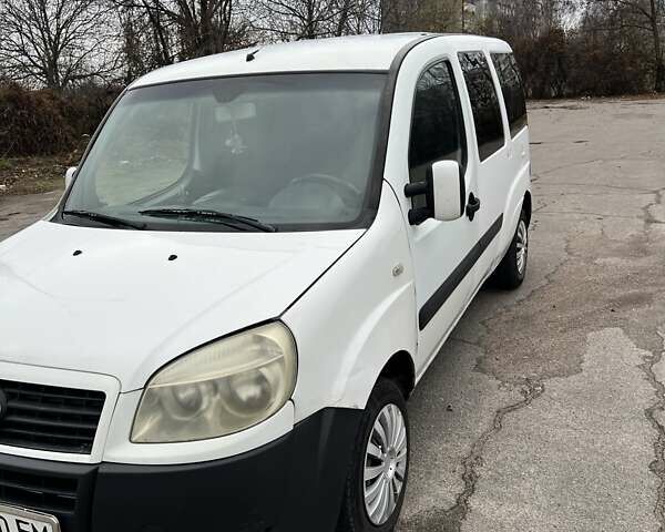 Белый Фиат Добло, объемом двигателя 1.2 л и пробегом 270 тыс. км за 3900 $, фото 2 на Automoto.ua