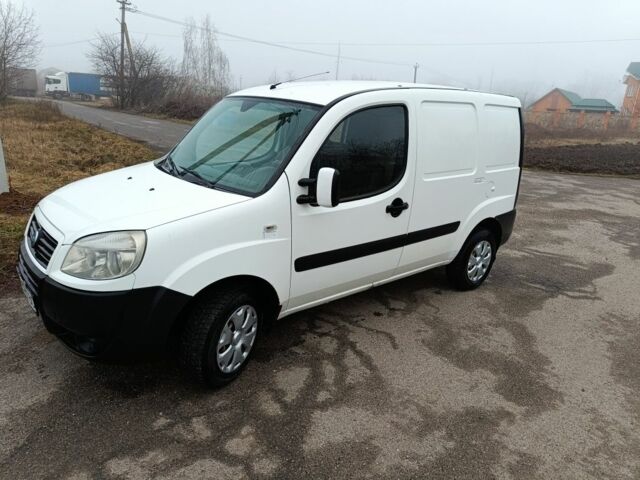 Белый Фиат Добло, объемом двигателя 1.2 л и пробегом 270 тыс. км за 3150 $, фото 1 на Automoto.ua