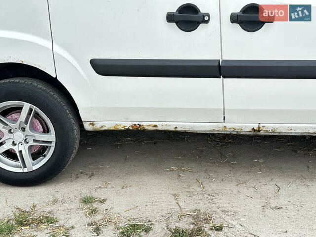 Белый Фиат Добло, объемом двигателя 1.3 л и пробегом 305 тыс. км за 4550 $, фото 3 на Automoto.ua