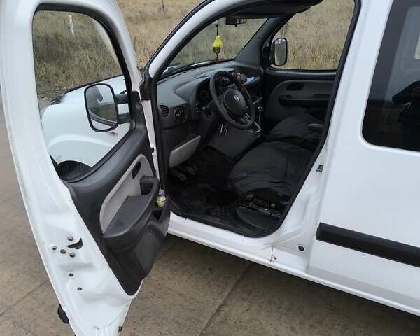 Белый Фиат Добло, объемом двигателя 1.2 л и пробегом 260 тыс. км за 4200 $, фото 15 на Automoto.ua