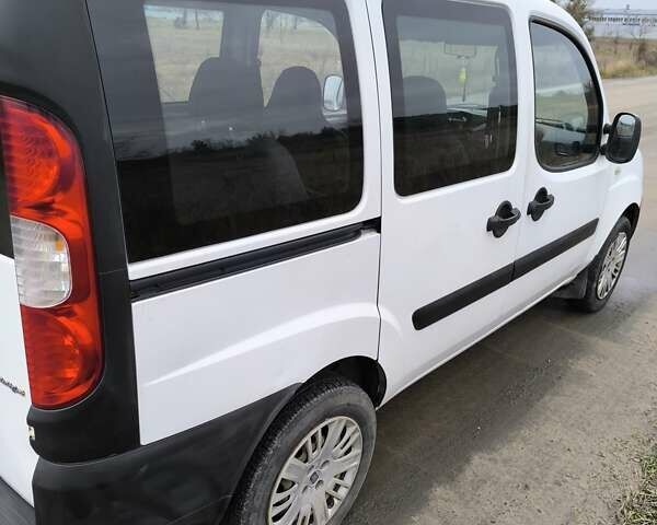 Белый Фиат Добло, объемом двигателя 1.2 л и пробегом 260 тыс. км за 4200 $, фото 7 на Automoto.ua