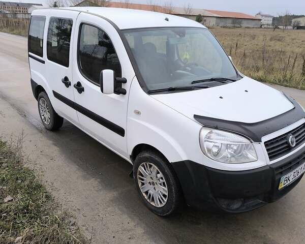 Белый Фиат Добло, объемом двигателя 1.2 л и пробегом 260 тыс. км за 4200 $, фото 2 на Automoto.ua