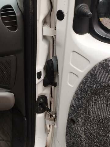 Белый Фиат Добло, объемом двигателя 1.3 л и пробегом 246 тыс. км за 4500 $, фото 3 на Automoto.ua