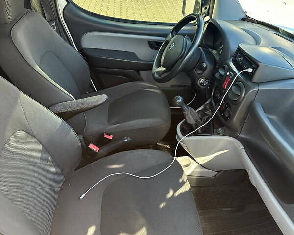 Белый Фиат Добло, объемом двигателя 1.3 л и пробегом 305 тыс. км за 4550 $, фото 11 на Automoto.ua