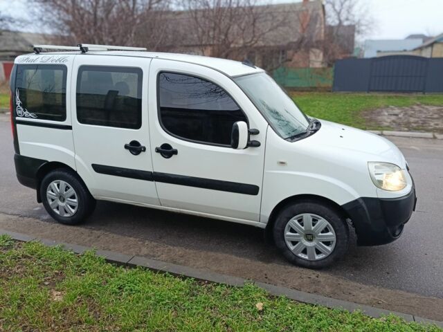 Белый Фиат Добло, объемом двигателя 1.9 л и пробегом 227 тыс. км за 4500 $, фото 3 на Automoto.ua