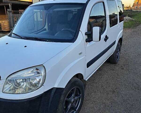 Белый Фиат Добло, объемом двигателя 1.37 л и пробегом 360 тыс. км за 5750 $, фото 2 на Automoto.ua