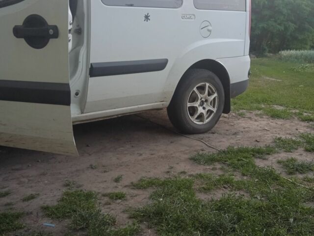 Белый Фиат Добло, объемом двигателя 1.6 л и пробегом 245 тыс. км за 4100 $, фото 3 на Automoto.ua