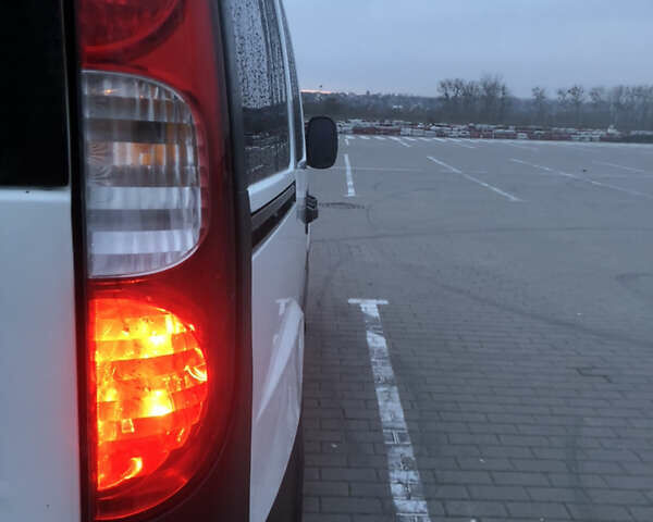 Белый Фиат Добло, объемом двигателя 1.3 л и пробегом 266 тыс. км за 5200 $, фото 12 на Automoto.ua