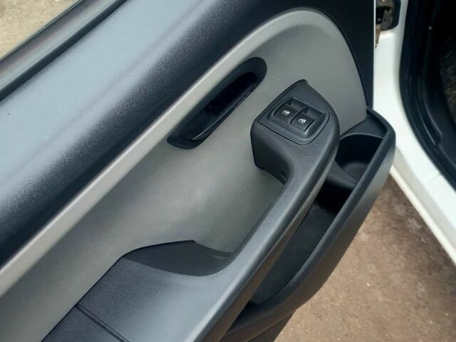 Белый Фиат Добло, объемом двигателя 1.2 л и пробегом 350 тыс. км за 4800 $, фото 4 на Automoto.ua