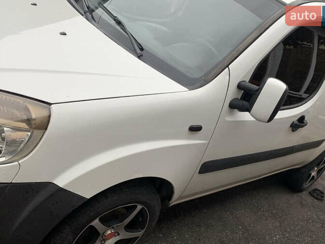 Белый Фиат Добло, объемом двигателя 1.25 л и пробегом 325 тыс. км за 5500 $, фото 3 на Automoto.ua
