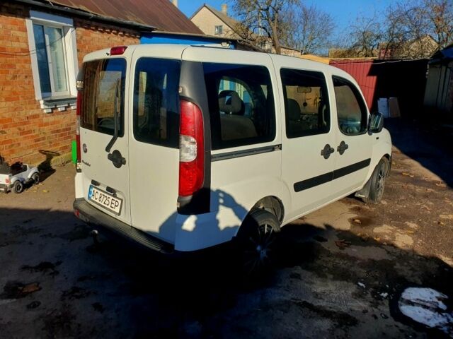 Белый Фиат Добло, объемом двигателя 1.2 л и пробегом 350 тыс. км за 4800 $, фото 2 на Automoto.ua