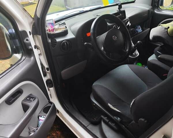 Белый Фиат Добло, объемом двигателя 1.91 л и пробегом 251 тыс. км за 5500 $, фото 4 на Automoto.ua