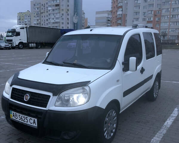 Белый Фиат Добло, объемом двигателя 1.3 л и пробегом 266 тыс. км за 5200 $, фото 4 на Automoto.ua