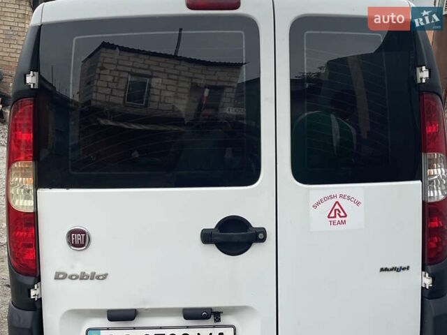 Белый Фиат Добло, объемом двигателя 1.3 л и пробегом 200 тыс. км за 4950 $, фото 6 на Automoto.ua
