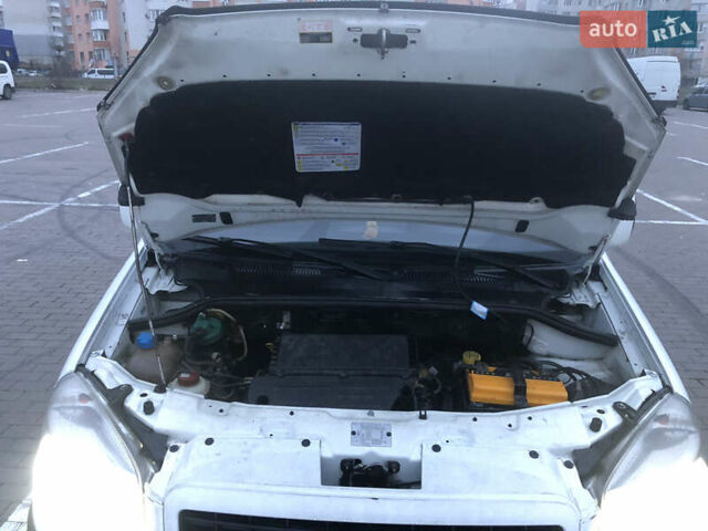 Белый Фиат Добло, объемом двигателя 1.3 л и пробегом 266 тыс. км за 5200 $, фото 2 на Automoto.ua