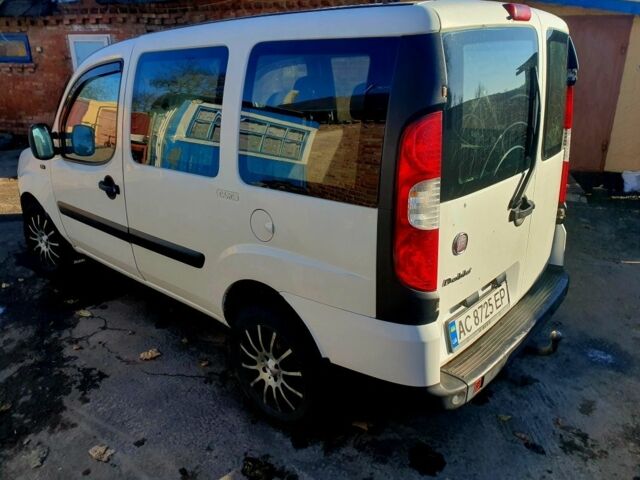 Белый Фиат Добло, объемом двигателя 1.2 л и пробегом 350 тыс. км за 4800 $, фото 1 на Automoto.ua
