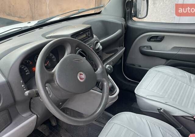 Белый Фиат Добло, объемом двигателя 1.3 л и пробегом 200 тыс. км за 4950 $, фото 2 на Automoto.ua
