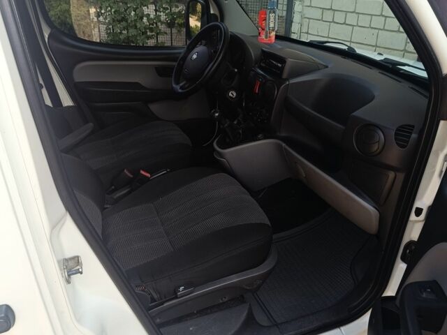 Белый Фиат Добло, объемом двигателя 1.9 л и пробегом 248 тыс. км за 5200 $, фото 9 на Automoto.ua