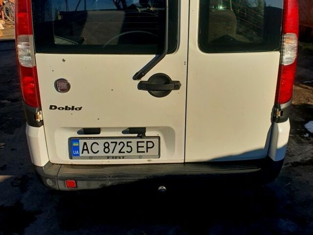 Белый Фиат Добло, объемом двигателя 1.2 л и пробегом 350 тыс. км за 4800 $, фото 3 на Automoto.ua