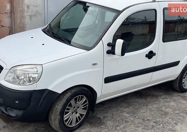 Белый Фиат Добло, объемом двигателя 1.3 л и пробегом 200 тыс. км за 4950 $, фото 3 на Automoto.ua