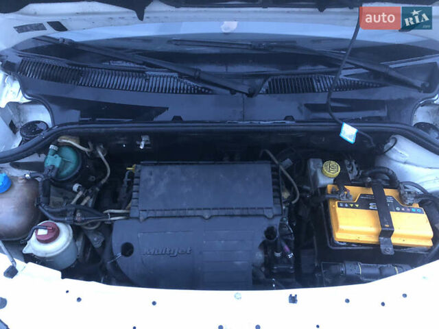 Белый Фиат Добло, объемом двигателя 1.3 л и пробегом 266 тыс. км за 5200 $, фото 3 на Automoto.ua