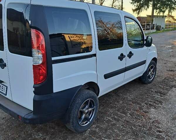 Белый Фиат Добло, объемом двигателя 1.37 л и пробегом 360 тыс. км за 5750 $, фото 1 на Automoto.ua