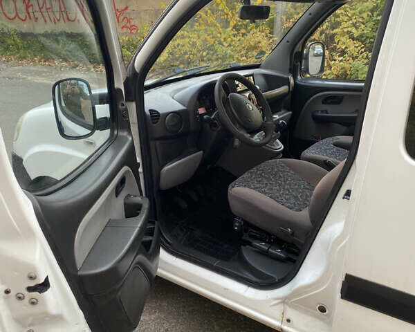 Білий Фіат Добло, об'ємом двигуна 1.9 л та пробігом 250 тис. км за 4500 $, фото 10 на Automoto.ua