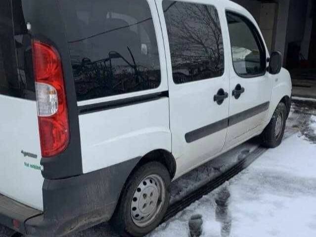Белый Фиат Добло, объемом двигателя 1.9 л и пробегом 230 тыс. км за 3558 $, фото 1 на Automoto.ua