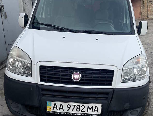 Белый Фиат Добло, объемом двигателя 1.3 л и пробегом 200 тыс. км за 4950 $, фото 1 на Automoto.ua