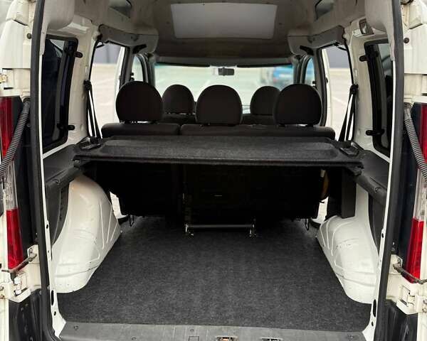 Белый Фиат Добло, объемом двигателя 1.3 л и пробегом 283 тыс. км за 5200 $, фото 13 на Automoto.ua