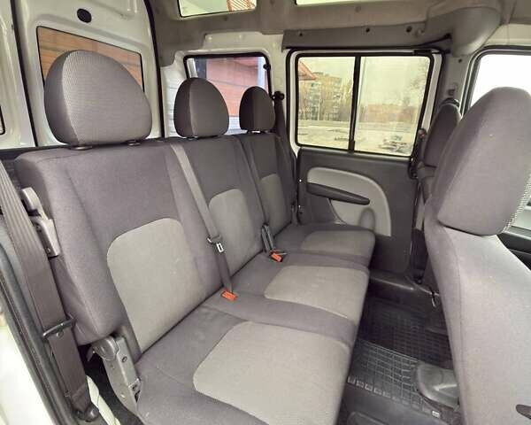 Белый Фиат Добло, объемом двигателя 1.3 л и пробегом 283 тыс. км за 5200 $, фото 11 на Automoto.ua