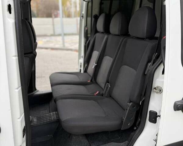 Белый Фиат Добло, объемом двигателя 1.3 л и пробегом 283 тыс. км за 5200 $, фото 12 на Automoto.ua
