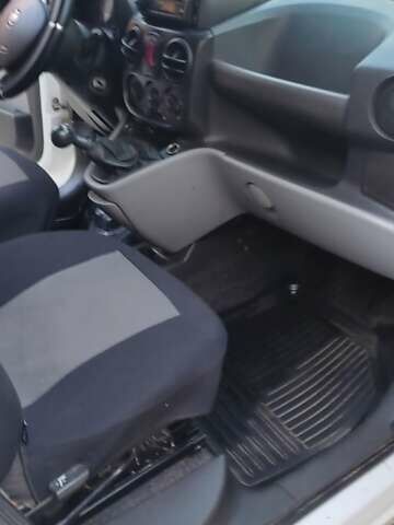 Белый Фиат Добло, объемом двигателя 1.9 л и пробегом 323 тыс. км за 5100 $, фото 1 на Automoto.ua