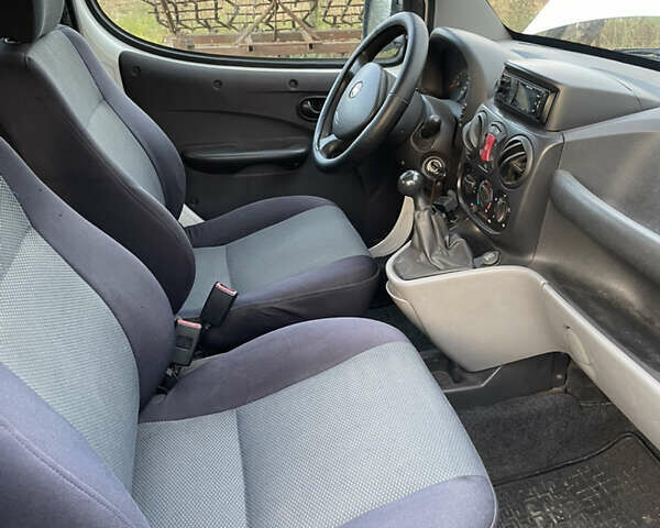 Белый Фиат Добло, объемом двигателя 1.3 л и пробегом 210 тыс. км за 5200 $, фото 5 на Automoto.ua