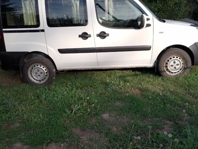 Белый Фиат Добло, объемом двигателя 1.3 л и пробегом 220 тыс. км за 4700 $, фото 4 на Automoto.ua
