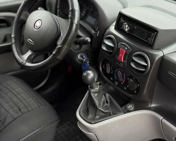 Белый Фиат Добло, объемом двигателя 1.3 л и пробегом 283 тыс. км за 5200 $, фото 9 на Automoto.ua