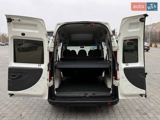 Белый Фиат Добло, объемом двигателя 1.3 л и пробегом 283 тыс. км за 5200 $, фото 14 на Automoto.ua