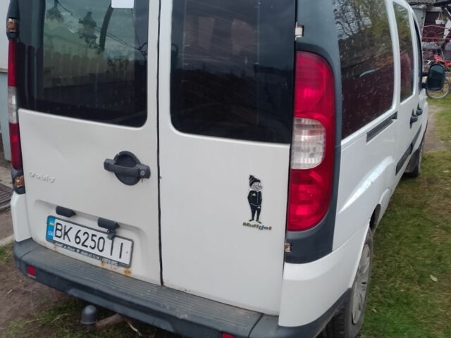 Белый Фиат Добло, объемом двигателя 1.2 л и пробегом 350 тыс. км за 3700 $, фото 4 на Automoto.ua