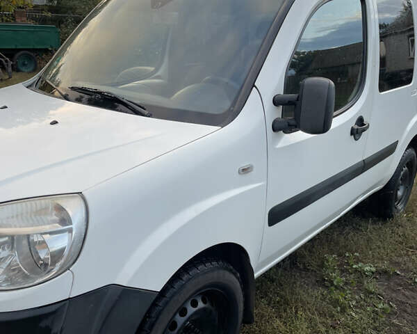 Белый Фиат Добло, объемом двигателя 1.3 л и пробегом 210 тыс. км за 5200 $, фото 3 на Automoto.ua